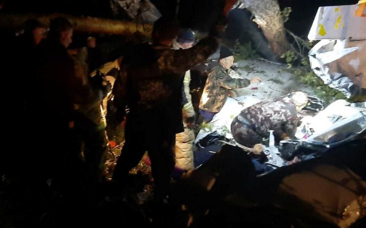 Mentőmunkások a lezuhant kisrepülőgép roncsainál – Fotó: Russian Emergency Ministry / Handout via Reuters