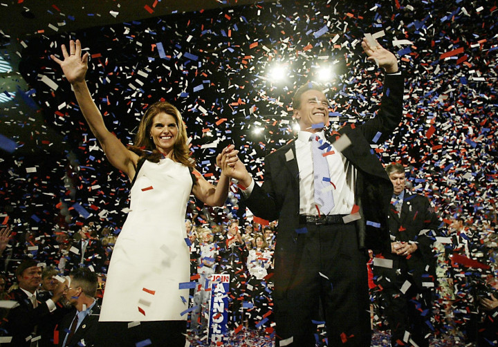 Egyszer már sikerült. Arnold Schwarzenegger ünnepli győzelmét 2003. október 7-én – Fotó: Hector Mata / AFP