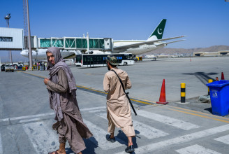 „Üdvözöljük Afganisztánban” feliratú busz várt a tálib hatalomátvétel óta érkező első kereskedelmi gép utasaira a kabuli reptéren