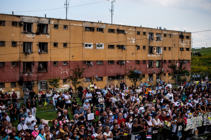 A kassai szegénynegyed lakói hallgatják Ferenc pápát – Fotó: VLADIMIR SIMICEK / AFP