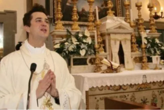 A hívek adományaiból rendelt drogot a netről, majd szexpartikon terítette az olasz pap