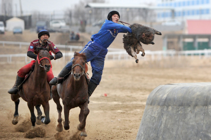 Kirgiz játékosok kokboru közben 2021 márciusában – Fotó: Abylai Saralayev / TASS / Getty Images