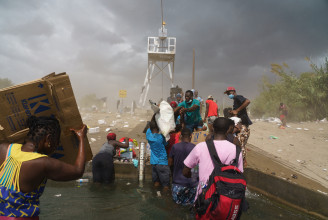 12 ezer, a mexikói határon táborozó haiti bevándorlót reptetnek vissza az amerikaiak a hazájukba