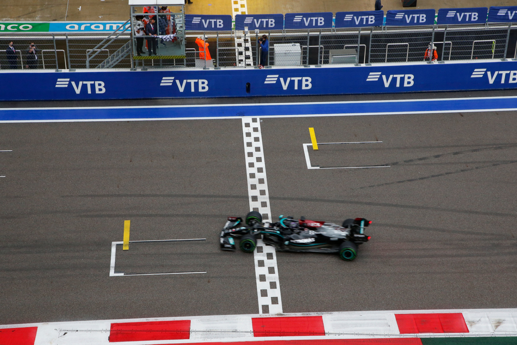 Hamilton nyert az esőben, de az utolsó helyről 2. Verstappen az Orosz Nagydíj igazi győztese