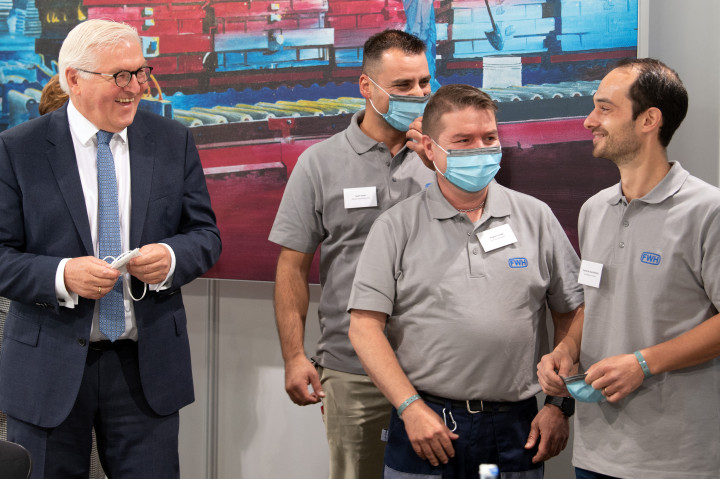 Frank-Walter Steinmeier találkozója a mülheimi Friedrich Wilhelm vasmű dolgozóival – Fotó: Federico Gambarini / dpa Picture-Alliance via AFP