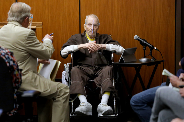 Robert Durstöt kérdezik az ellene gyilkosság miatt indított per 2021. augusztus 9-i tárgyalási napján a kaliforniai Inglewoodban – Fotó: Gary Coronado / Getty Images