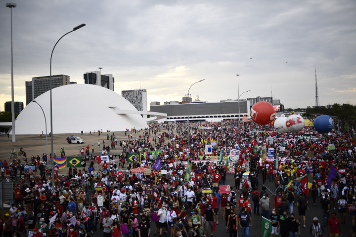 Jair Bolsonaro ellen tüntető tömeg Brazilvárosban – Fotó: Mateus Bonomi / Anadolu Agency / AFP