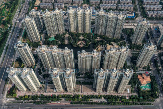 Felfüggesztették a csőd szélén álló kínai ingatlanfejlesztő-óriás részvényeinek kereskedését