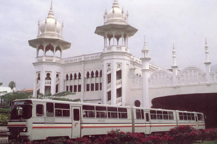Háromrészes Ganz-MÁVAG-Ikarus sínbusz, a háttérben a Kuala Lumpur-i főpályaudvar – Fotó: Magyarbusz [Info] / Ganz archívum