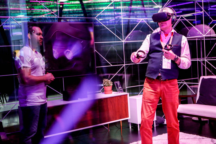 Egy résztvevő kipróbálja az Oculus Quest Virtual Reality (VR) játékrendszert a Facebook F8 konferencián Kaliforniában, 2019. április 30-án – Fotó: Amy Osborne / AFP