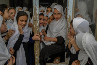 Néhány középiskolát újra megnyitottak a tálibok a lányok előtt Afganisztánban