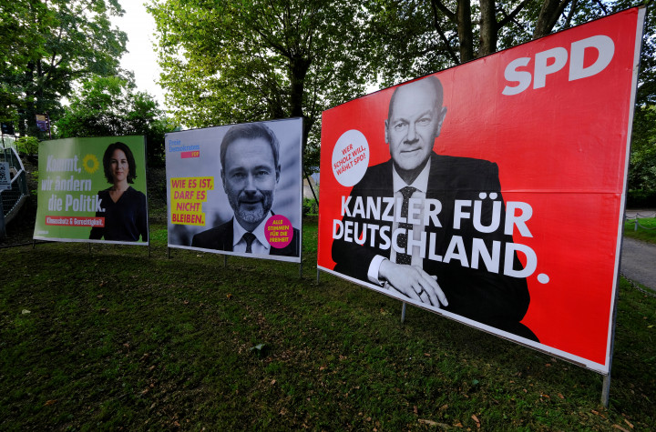 Balról jobbra: a Zöldek plakátján Annalena Baerbock társelnök, az FDP plakátján Christian Lindner pártelnök, az SPD plakátján Olaf Scholz kancellárjelölt – Fotó: Wolfgang Rattay / Reuters