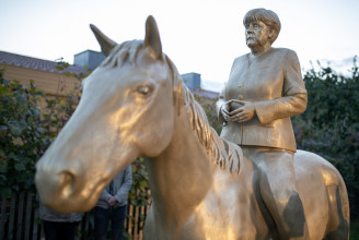 Életnagyságú lovasszobrot kapott Angela Merkel