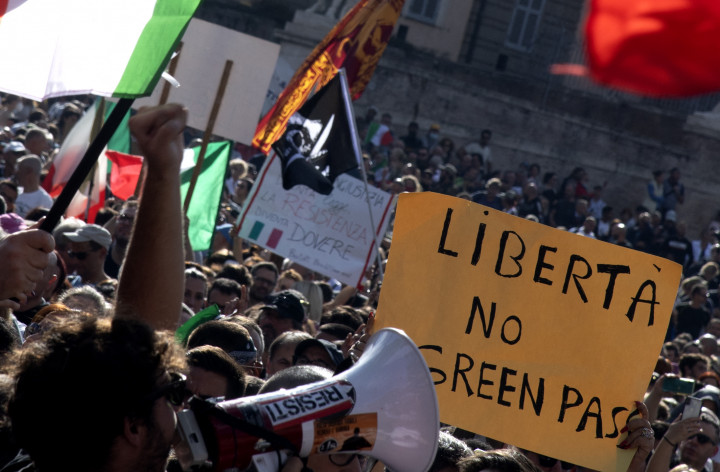A rendelet ellen tiltakozók 2021. október 9-én, Rómában – Fotó: Tiziana FABI / AFP