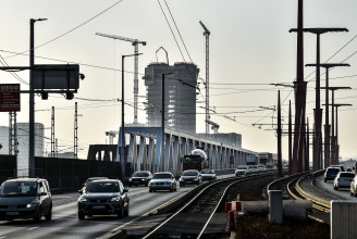 Orbán Balázs szerint nem túlárazott Mészáros Lőrinc vasútfejlesztése, a bírálók sok költségelemmel nem számolnak