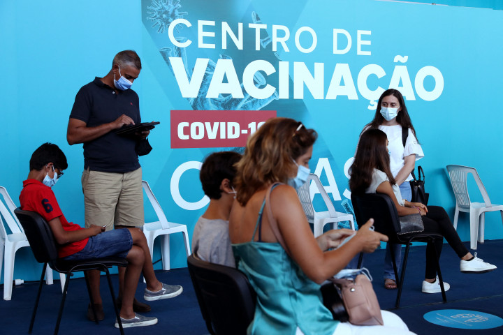 Szülők várnak gyerekeikkel koronavírus elleni oltásra egy portugál oltóponton 2021. augusztus 21-én – Fotó: Pedro Fiuza / NurPhoto / AFP