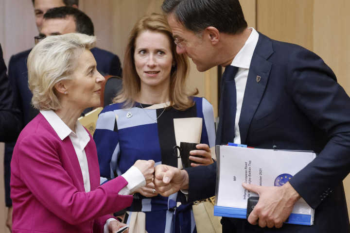 Ursula von der Leyen, az Európai Bizottság elnöke és Mark Rutte holland miniszterelnök üdvözlik egymást EU-Nyugat-Balkán csúcstalálkozón Ljubljanában 2021. október 6-án – Fotó: Ludovic MARIN / AFP