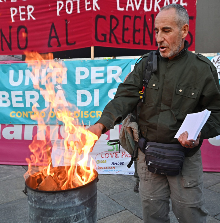 A koronavírussal szembeni védettséggel nem rendelkező embereket érintő korlátozások ellen tüntetnek a torinói Piazza Castellón 2021. október 15-én – fotó: MTI/EPA/ANSA/Alessandro Di Marco