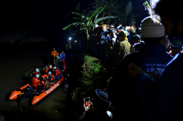 Mentőcsapat keresi a túlélőket a tragédia helyszínén. Fotó: Adeng Bustomi/Antara Foto/Reuters