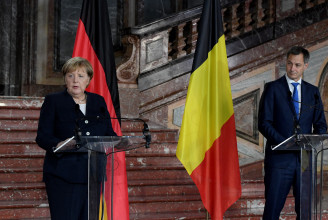 Angela Merkel szerint az EB-nek meg kéne várnia a bírósági döntést, mielőtt forrásokat von meg Magyarországtól