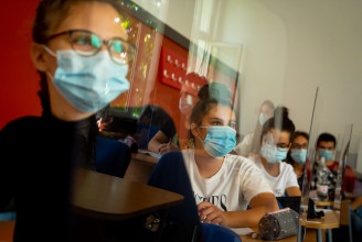 Romániában két hétre bezárják az iskolákat és kötelező lesz a maszk