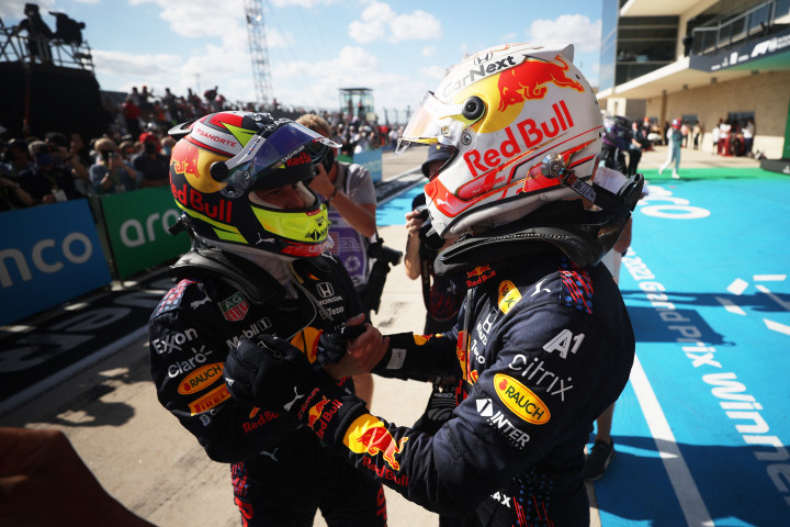 A dupla Red Bull-dobogót szállító Sergio Pérez (b) és Max Verstappen (j) a leintés után – Fotó: Chris Graythen / Getty Images / AFP