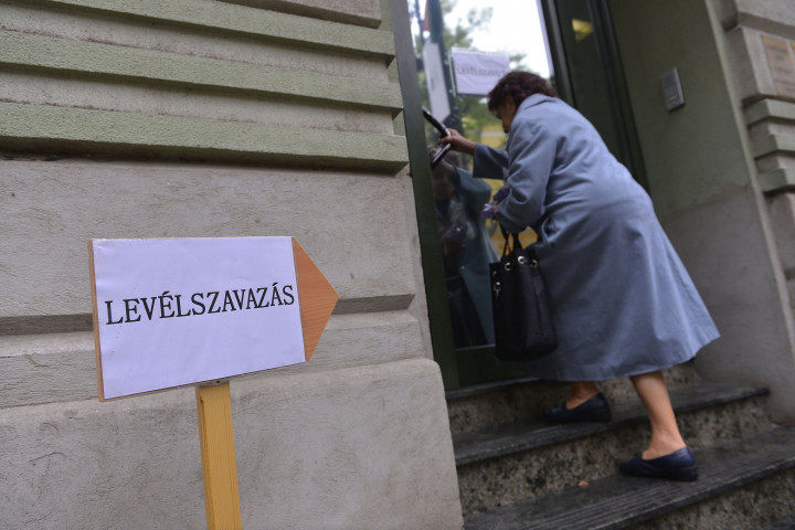 Levélszavazatát leadni készülő nő érkezik a szabadkai magyar főkonzulátusra 2016. szeptember 19-én – Fotó: Molnár Edvárd / MTI