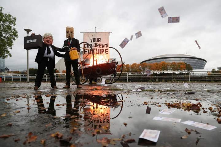 Ocean Rebellion klímaaktivisták Boris Johnsonnak és egy olajos kannának öltözve a COP26 helyszínéül szolgáló Scottish Event Campus mellett Glasgow-ban, 2021. október 27-én – Fotó: Russell Cheyne / Reuters