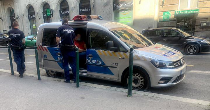 Az egyik gyanúsítottat rendőrök viszik el a letartóztatásról szóló bírósági ülés után – Fotó: Pintér Luca / Telex