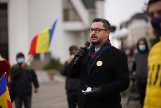 Kétnyelvű utcatáblákat tettek ki Marosvásárhelyen, egy román képviselő feljelentést tett