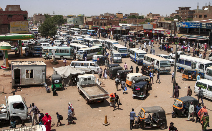 A főváros déli részén található piacot kiszolgáló járművek hada várakozik a megállóhelyen 2021. szeptember 22-én – Fotó: Ebrahim Hamid / AFP