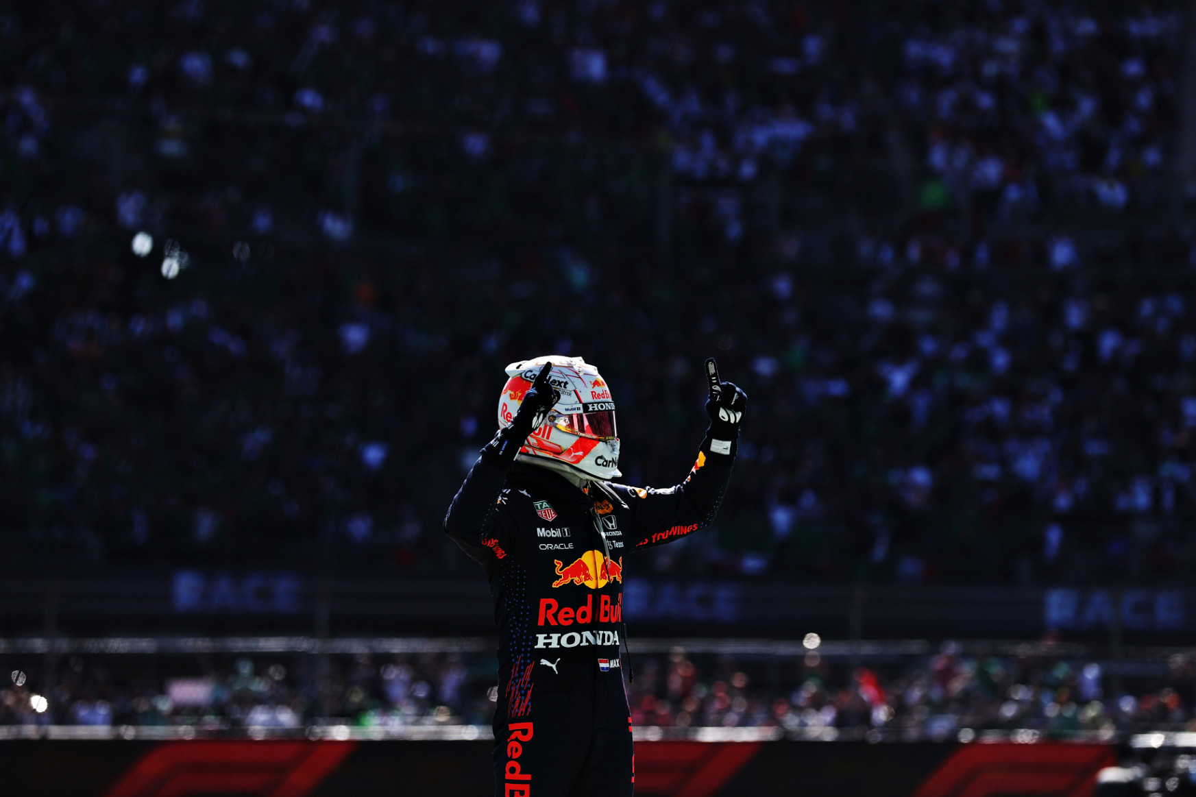 Verstappen egy szenzációs manőverrel mindkét Mercedest megelőzte a rajtnál, és simán nyert Mexikóban