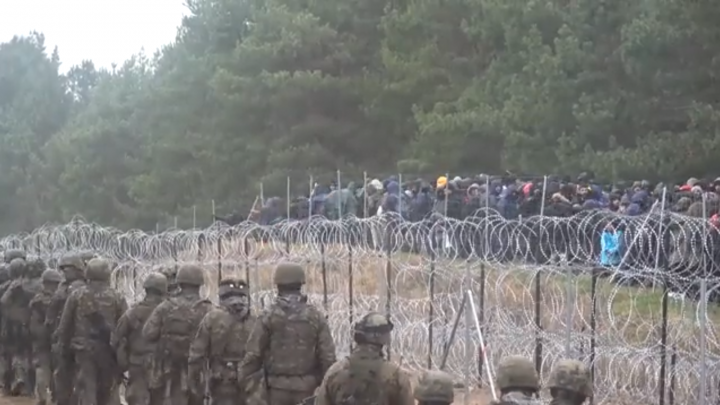 Katonák a lengyel, menedékkérők a belarusz oldalon – Forrás: a lengyel védelmi minisztérium hivatalos Twitter-oldala