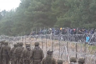 Fegyveresekkel menedékkérők ezreit tereli Lukasenko az EU felé, Lengyelország szerint halottakhoz vezet a feszültség