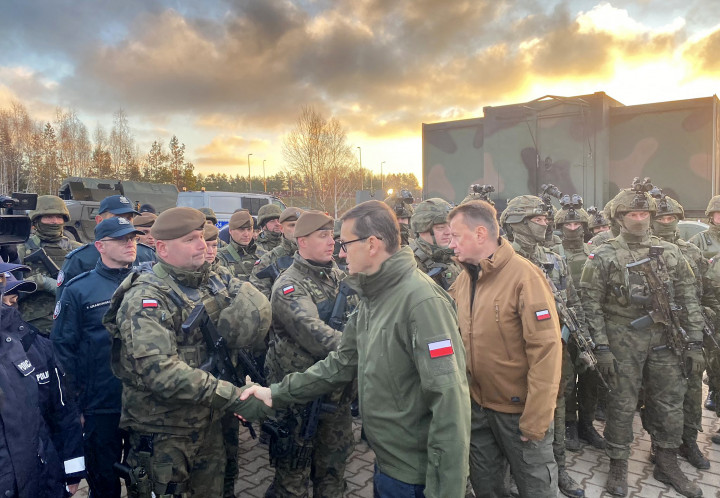 Morawiecki a határhoz vezényelt katonákkal találkozott 2021. november 9-én – Fotó: Handout / Polish Defence Ministry / AFP