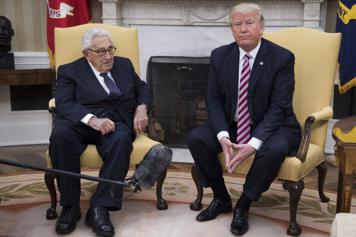Henry Kissinger és Donald Trump találkozója a Fehér Házban 2017. május 10-én – Fotó: Jim Watson / AFP
