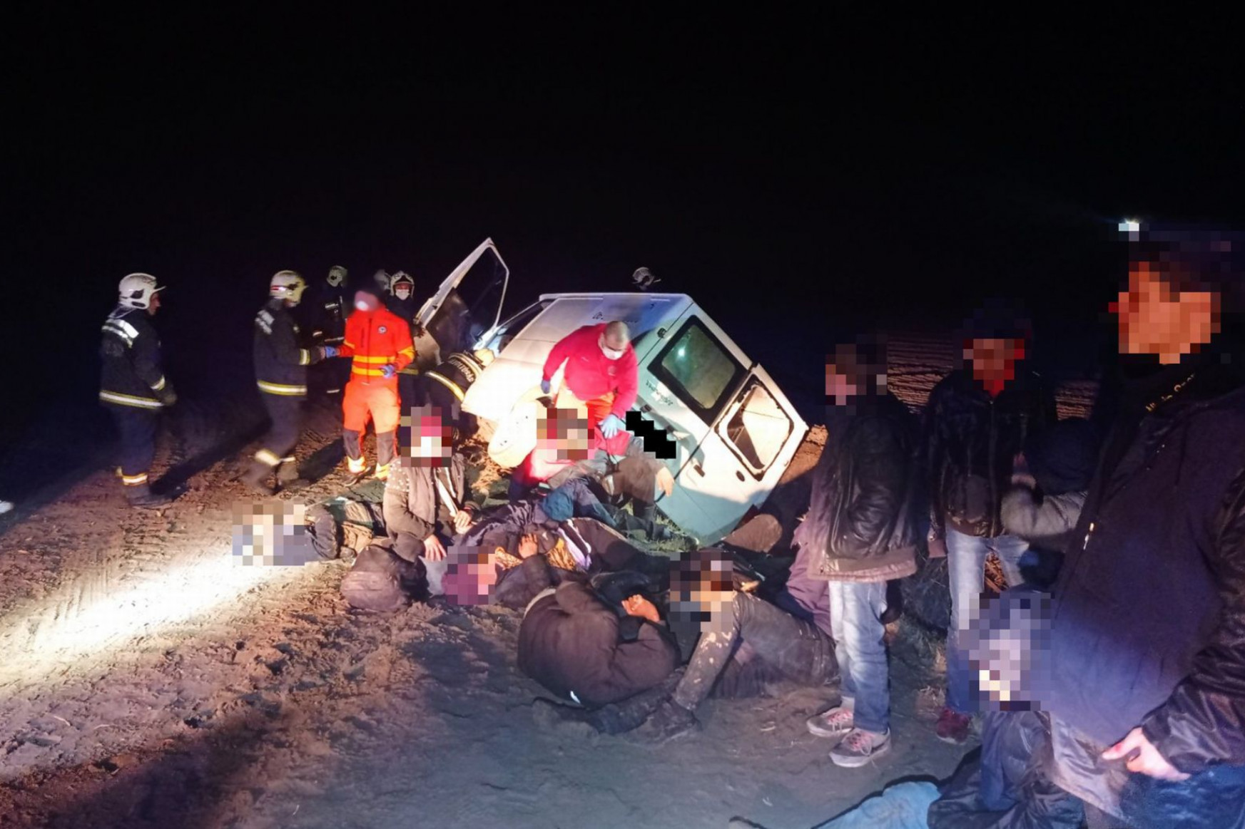 Árokba borult egy embercsempész furgonja Domaszéken, több mint húszan kerültek kórházba