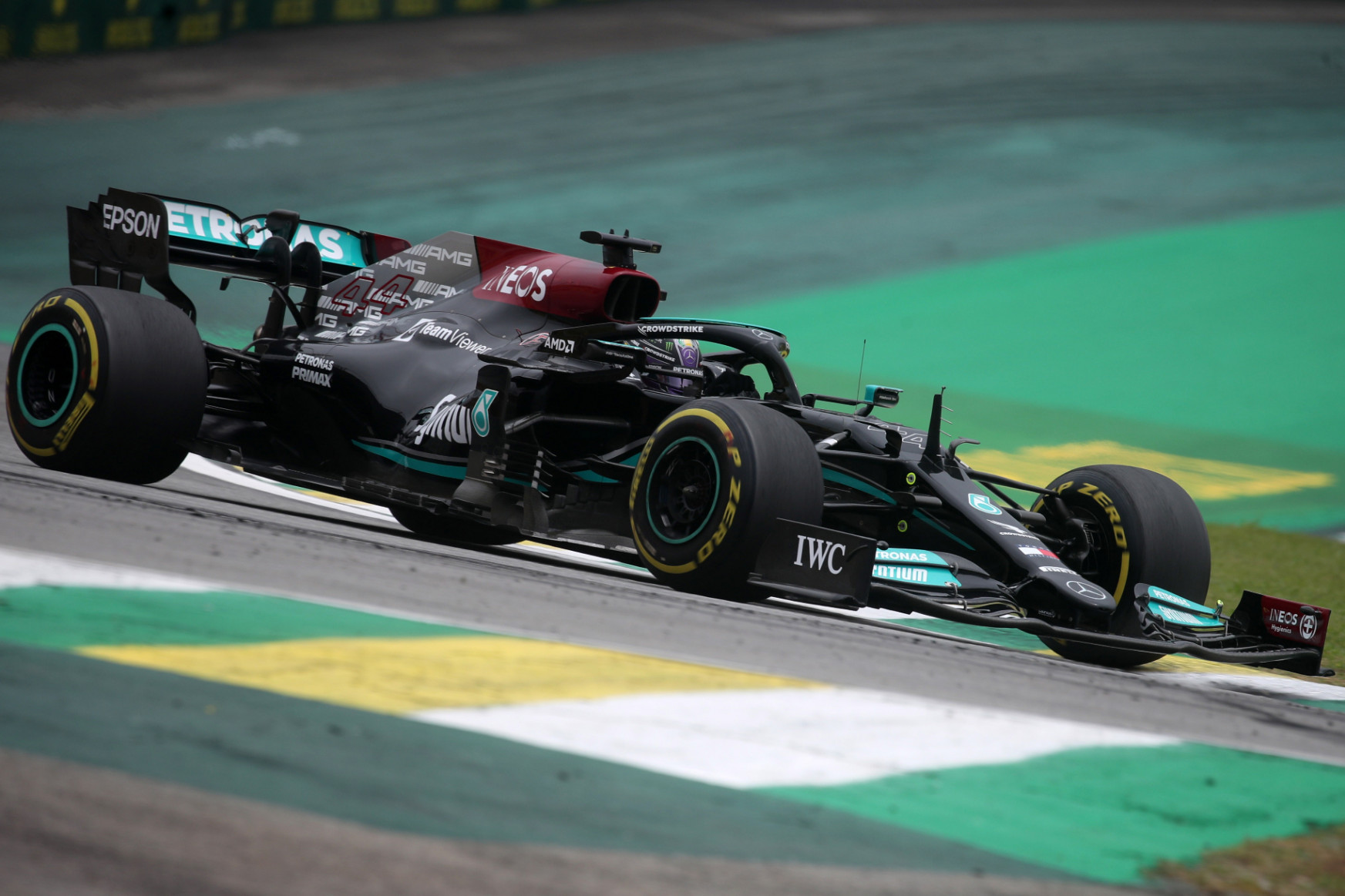 F1: Hamilton nyerte a brazil időmérőt, de a rajtbüntetése még bekavarhat
