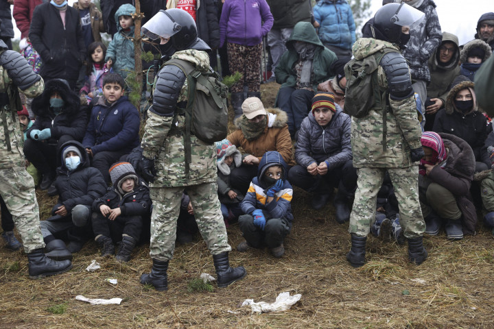 Illegális bevándorlók a lengyel–belarusz határon november 14-én – Fotó: OKSANA MANCHUK / BELTA / AFP