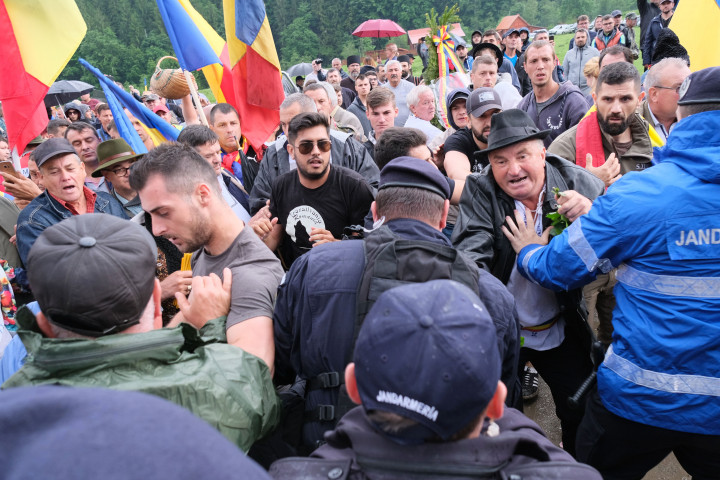 Csendőrökkel dulakodnak a román tüntetők, akik később az ortodox szertartás keretében felszentelték a törvénysértően létesített román emlékművet és parcellát 2019. június 6-án. Fotó: Veres Nándor / MTI
