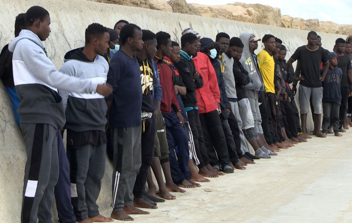 A líbiai parti őrség által a Földközi-tengeren elfogott és visszafordított menekültek Tripoliban 2021 októberében – Fotó: Stringer / Anadolu Agency / Getty Images