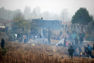 Elhagyják a menekültek a lengyel-belarusz határnál lévő egyik tábort