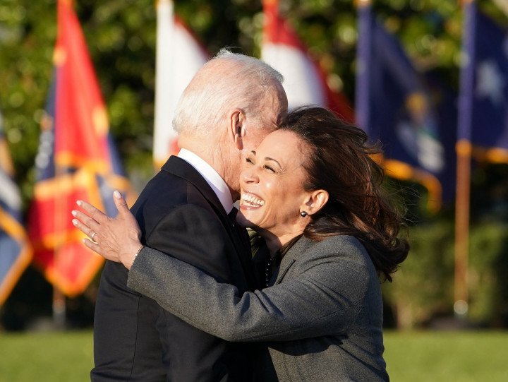 Joe Biden és Kamala Harris a Fehér Ház udvarán november 15-én – Fotó: Mandel Ngan / AFP