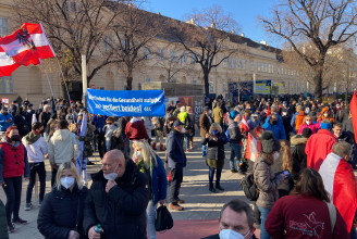 Bécs belvárosában is több tízezres tüntetést szerveztek a lezárások ellen