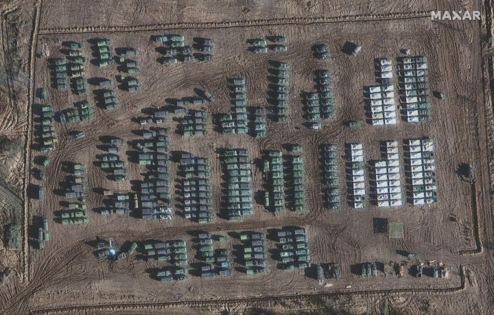 A területre nemrég átcsoportosított orosz szárazföldi haderők az ukrán határ mellett fekvő Jelnyában a Maxar által kiadott november 1-ji műholdképen – Forrás: Maxar Technologies / AFP