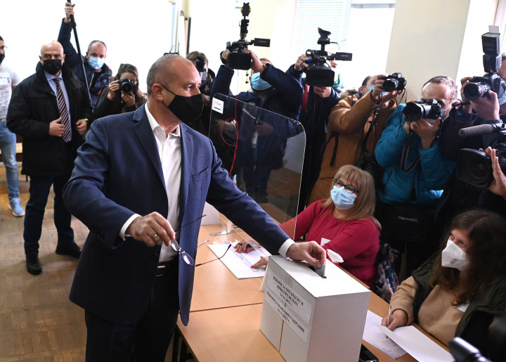 Rumen Radev szavaz a bolgár parlamenti és elnökválasztáson Szófiában 2021. november 14-én – Fotó: Vaszil Donev / EPA / MTI