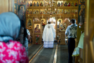 Elszedték a maszkokat és kiküldték a templomból a beoltott híveket az ortodox papok Romániában
