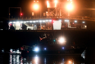 Elsüllyedt egy felfújható gumicsónak, legalább harminc bevándorló fulladt a La Manche csatornába