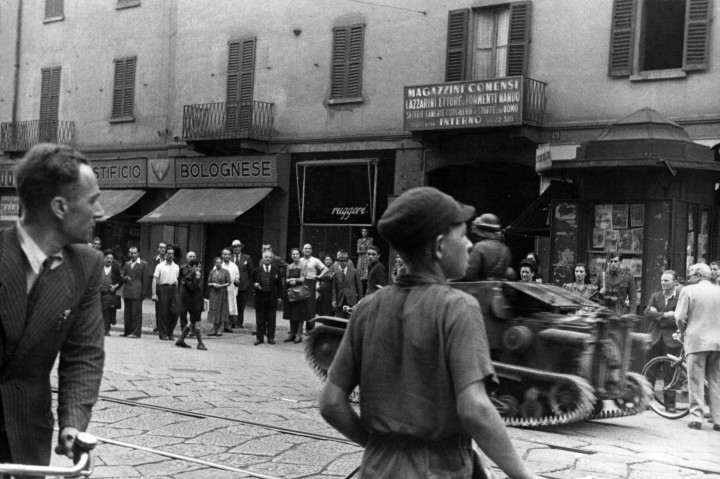 Katonák avatkoznak be Buenos Aires olasz negyedében 1943 júliusában, mikor a fasizmus végét követelő tüntetések és zavargások törtek ki – Fotó: Mondadori / Getty Images