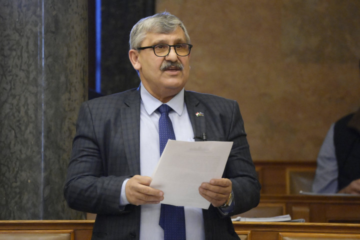 Farkas Félix roma nemzetiségi szószóló felszólal napirend előtt az Országgyűlés plenáris ülésén 2021. február 15-én – Fotó: Koszticsák Szilárd/MTI